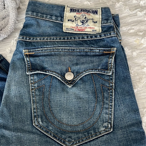 Men’s Distressed True Religion Jeans - Picture 2 of 5